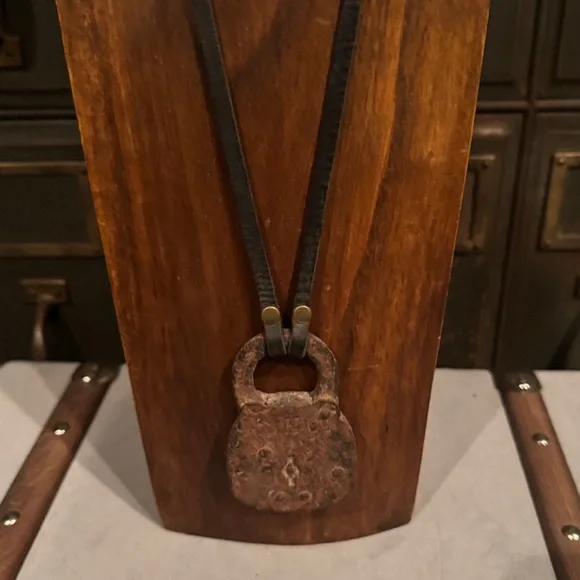 Rustic lock necklace - Picture 2 of 4